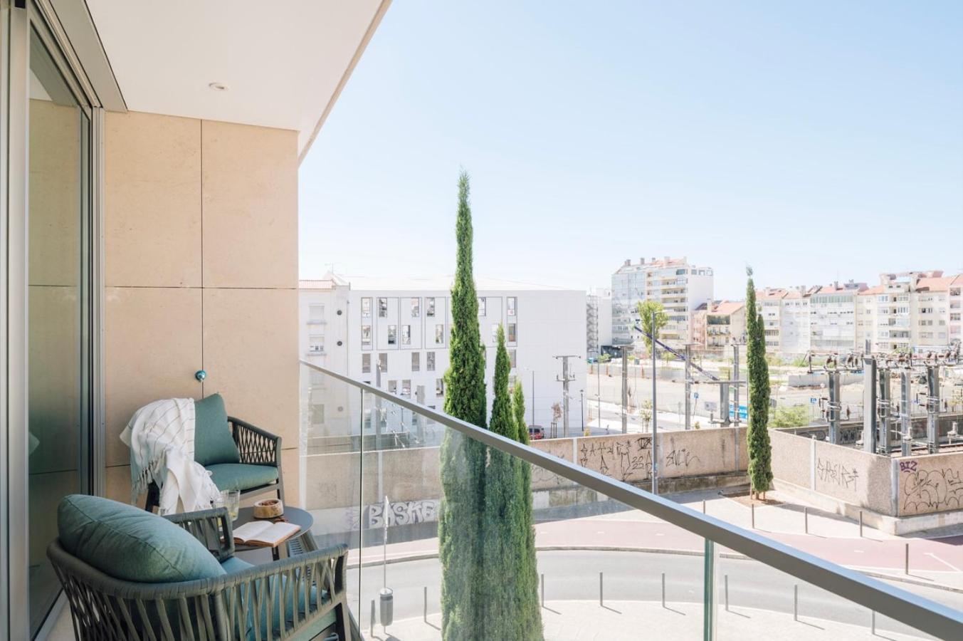 Sabaudia - 2 Bedrooms And Balcony In Alvalade Appartement *